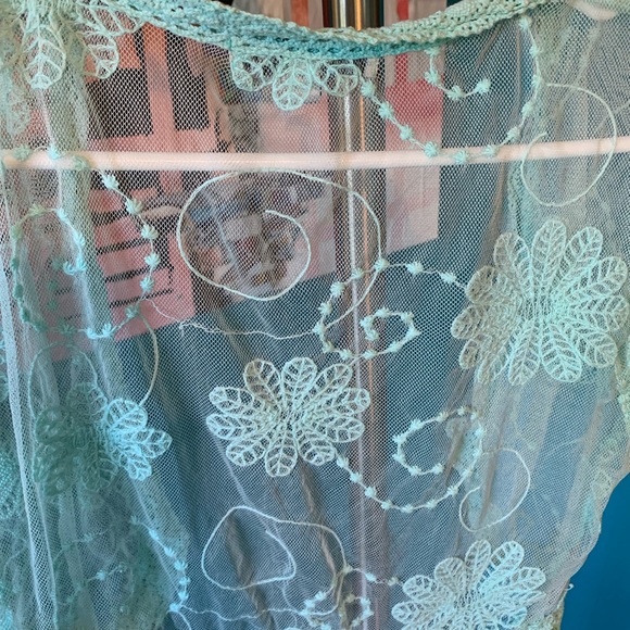 One7Six beautiful aqua see through lace crop top. - Picture 10 of 11
